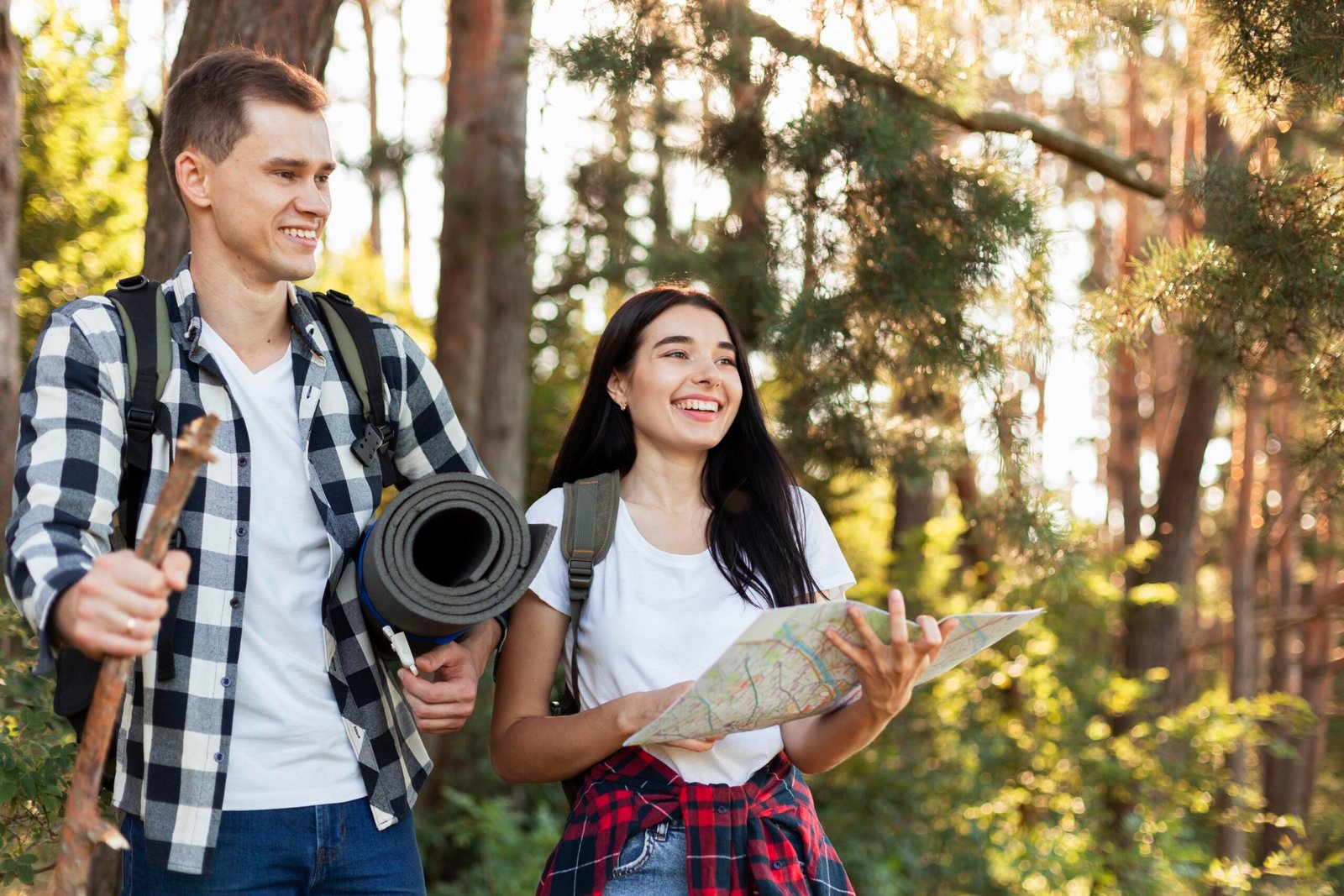 vista-frontal-joven-pareja-caminando-en-la-naturaleza